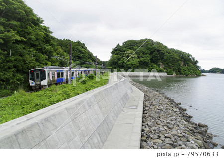 松島湾の海岸沿いを走る仙石線の列車 松島湾の海岸沿いを走る仙石線の列車 79570633