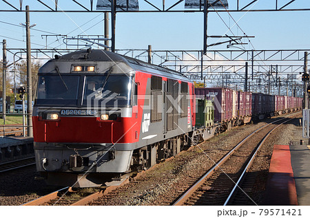 苫小牧駅の中線を通過していく貨物列車 79571421