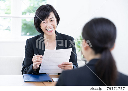 面接試験をする管理職の女性 79571727