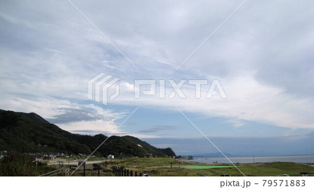 海岸沿いのこめぐりの郷公園と弥彦山脈の白岩の岬と米山 海岸沿いのこめぐりの郷公園と弥彦山脈の白岩の岬と米山 79571883