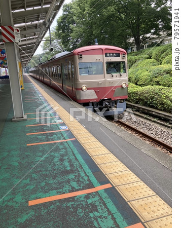 西武球場前駅に到着する懐かしの赤電です。 西武球場前駅に到着する懐かしの赤電です。 79571941