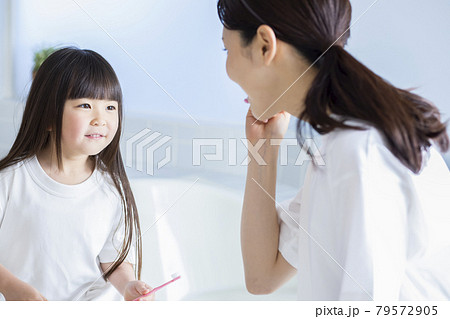 親子で歯磨き　ライフスタイル 79572905
