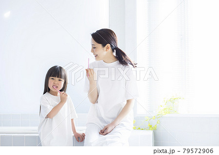 親子で歯磨き　ライフスタイル 79572906