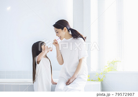 親子で歯磨き ライフスタイル 親子で歯磨き ライフスタイル 79572907