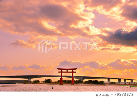 赤鳥居と夕焼け 赤鳥居と夕焼け 79573878