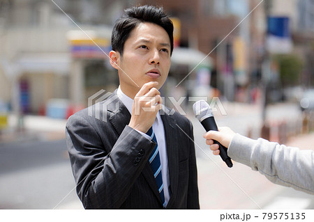 ビジネスマン ミドル インタビュー 街頭 ビジネスマン ミドル インタビュー 街頭 79575135