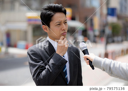 ビジネスマン　ミドル　インタビュー　街頭 79575136