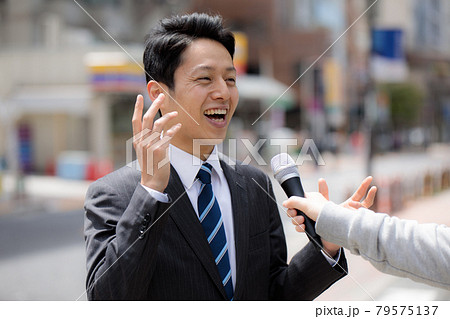 ビジネスマン　ミドル　インタビュー　街頭 79575137