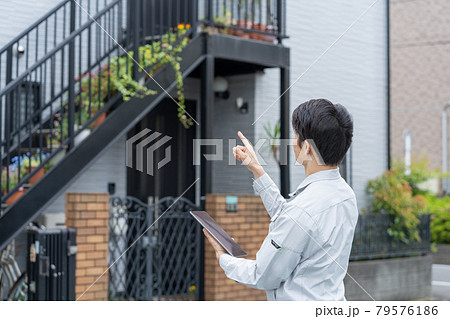 住宅の点検作業をする若い男性作業員 79576186