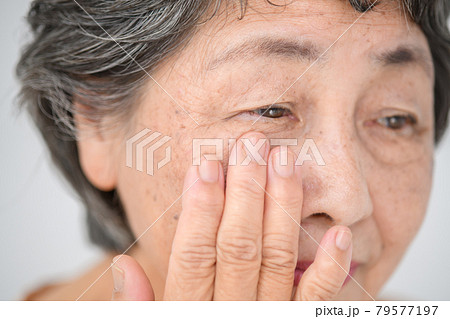 シニア女性 目元 フェイスケア シニア女性 目元 フェイスケア 79577197