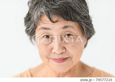 シニア女性　目元　フェイスケア 79577210