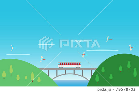 秋、トンボが飛ぶ山間の上路式アーチ橋を走る電車 79578703
