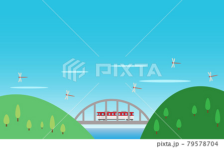 秋、トンボが飛ぶ山間の下路式アーチ橋を走る電車 79578704