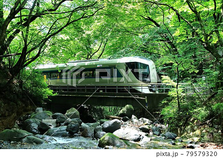 渓流を眺めつつ会津路を行く…龍王峡駅にて『特急リバティ会津』 79579320