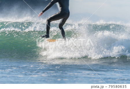 【強風吹き荒れる春の嵐の中のサーフィン】 79580635