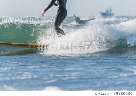 【強風吹き荒れる春の嵐の中のサーフィン】 79580636