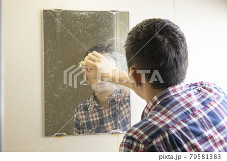 浴室の鏡の水垢取り 浴室の鏡の水垢取り 79581383