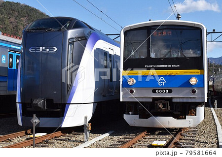 留置線に停車する富士急行6000系とE353系 79581664