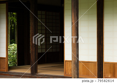 日本の古民家の縁側 日本の古民家の縁側 79582614