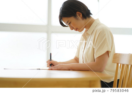 ボールペン字の練習をする女性 ボールペン字の練習をする女性 79583046