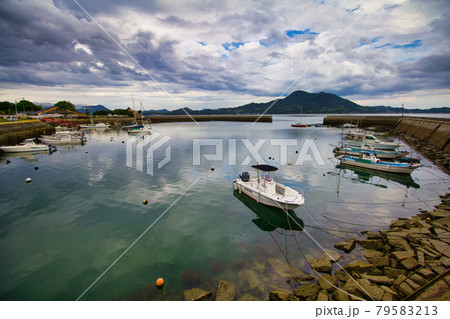 瀬戸内海しまなみ海道沿いの漁港 79583213