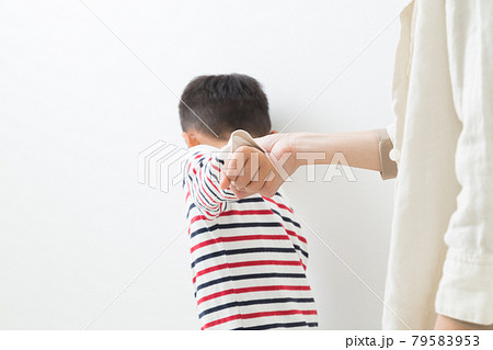 腕を引っ張る母親と嫌がる子供 79583953