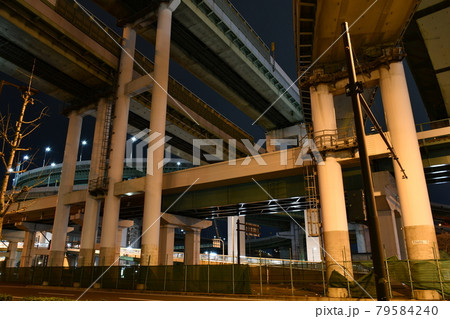 橋脚が林立し複雑に高架橋が立体交差する天保山ジャンクション(大阪市)の夜景 橋脚が林立し複雑に高架橋が立体交差する天保山ジャンクション(大阪市)の夜景 79584240