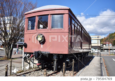 河口湖駅前に停車する富士山麓電気鉄道モ1形電車 河口湖駅前に停車する富士山麓電気鉄道モ1形電車 79584769