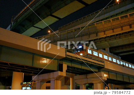 大阪メトロと高速道路が交差する天保山ジャンクションの夜景 大阪メトロと高速道路が交差する天保山ジャンクションの夜景 79584772