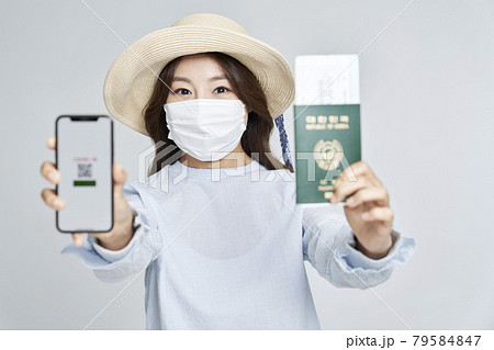 スマートフォン スマホ 若い女性 79584847