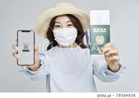 スマートフォン スマホ 若い女性 79584856