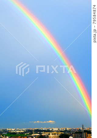 小江戸川越　街に大きな虹の架け橋　梅雨時期の雨上がり 79584874