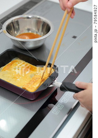IHクッキングヒーターの上で卵焼きを作る主婦の女性 79584927