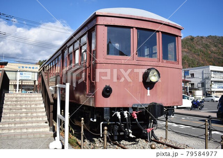 河口湖駅前に停車する富士山麓電気鉄道モ1形電車 79584977