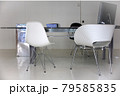 テーブルと椅子　オフィス 79585835
