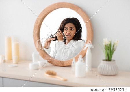 Tangled, brittle hair, split ends, beauty problems 79586234