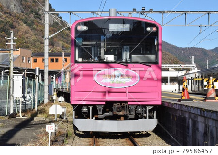 冬晴れの駅で出発を待つ富士急行線6000系 冬晴れの駅で出発を待つ富士急行線6000系 79586457