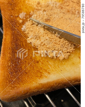 食パンにはきな粉を乗せる派です 食パンにはきな粉を乗せる派です 79586780