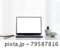 ノートパソコン　白背景　ホームオフィス 79587816