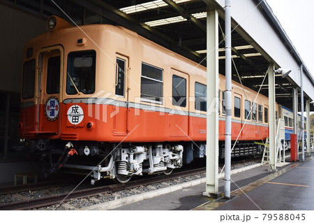 車両工場に停車する京成電鉄3000形の開運号 79588045