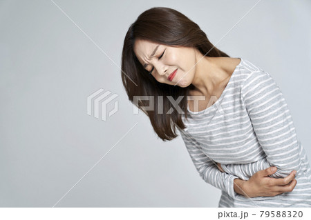 腹痛 若い女性 女性 79588320