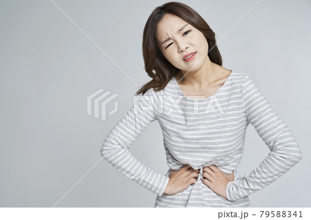 腹痛 若い女性 女性 79588341