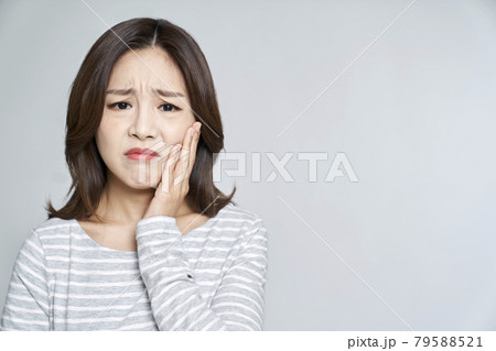歯痛 若い女性 女性 79588521