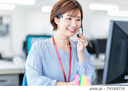 ヘッドセットをつけて応対をするビジネスウーマン ヘッドセットをつけて応対をするビジネスウーマン 79588556