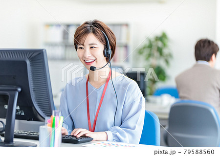 ヘッドセットをつけて応対をするビジネスウーマン 79588560