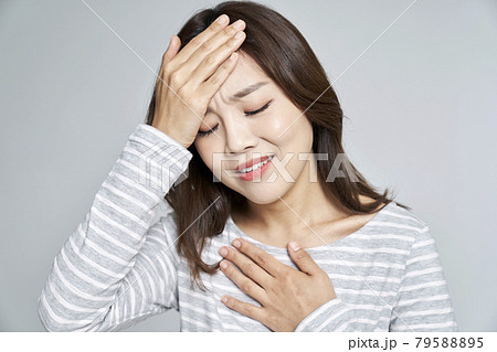 頭痛 若い女性 女性 79588895