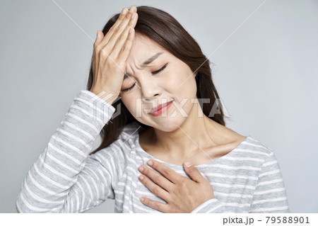 頭痛 若い女性 女性 79588901