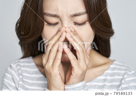 若い女性 女性 女 79589135