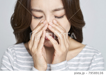 若い女性 女性 女 79589136