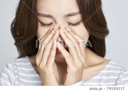 若い女性 女性 女 79589137